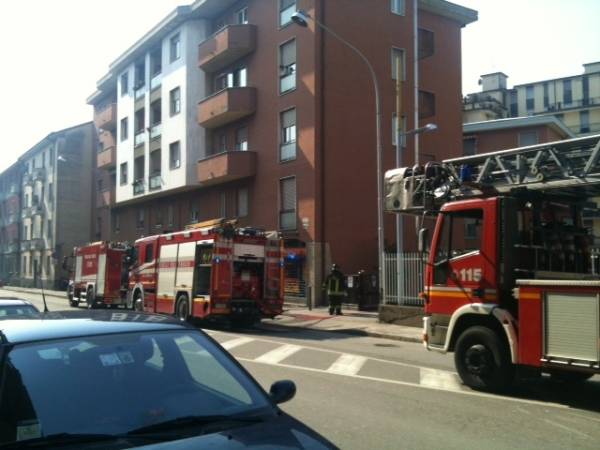 Incendio in un box in viale Valganna (inserita in galleria)