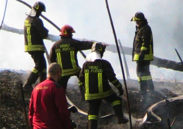 Incendio nei boschi di Buguggiate (inserita in galleria)