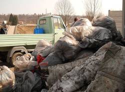 La raccolta dei rifiuti nei boschi di Gurone (inserita in galleria)