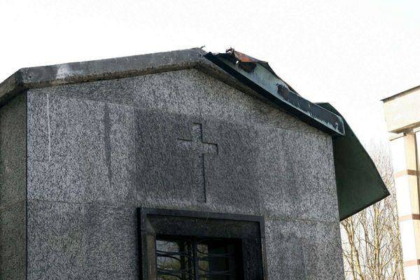 Ladri di rame al cimitero di Cazzago Brabbia (inserita in galleria)