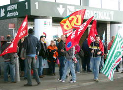 Lavoratori Sea manifestano a Malpensa (inserita in galleria)