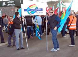 Lavoratori Sea manifestano a Malpensa (inserita in galleria)