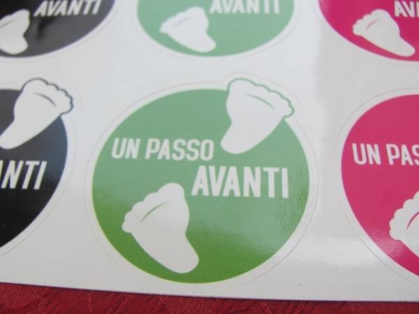 Lo slogan misterioso fa scoppiare la polemica (inserita in galleria)