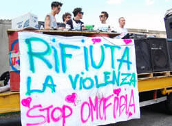 manifestazione omofobia luino