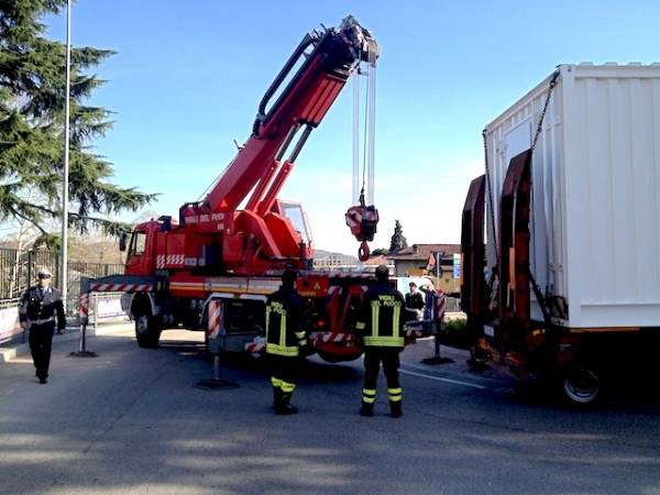 Trasporto eccezionale blocca il traffico (inserita in galleria)