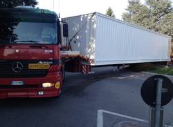 Trasporto eccezionale blocca il traffico (inserita in galleria)