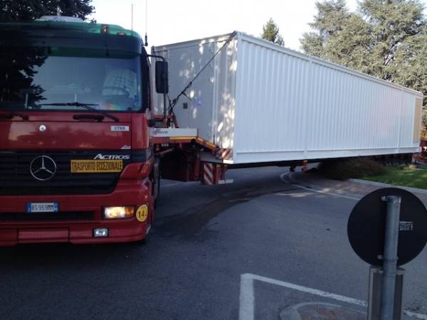 Trasporto eccezionale blocca il traffico (inserita in galleria)