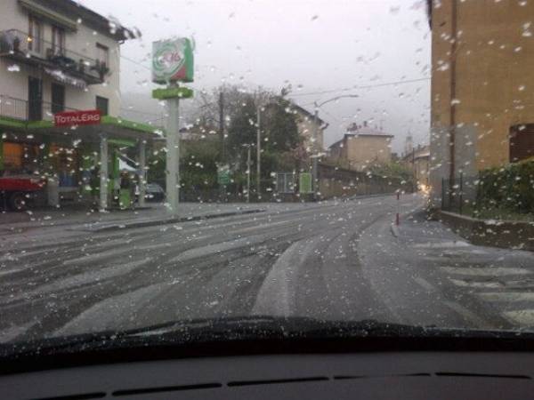 24 aprile, scende la neve a Brinzio (inserita in galleria)