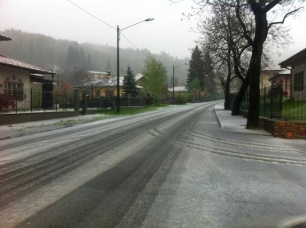 24 aprile, scende la neve a Brinzio (inserita in galleria)