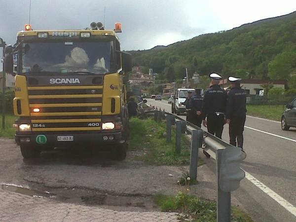 Casalzuigno, l'autogru recupera il camion ribaltato (inserita in galleria)