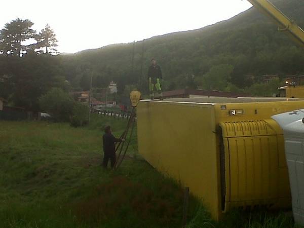 Gru casalzuigno camion ribaltato aprile 2012 (inserita in galleria)