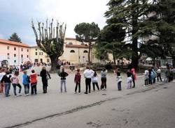 I bambini abbracciano la piazza (inserita in galleria)