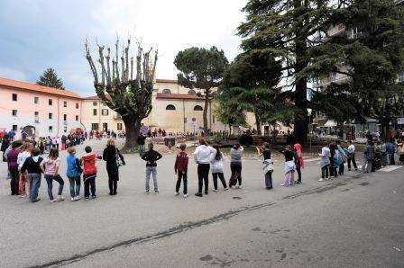 I bambini abbracciano la piazza (inserita in galleria)