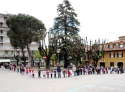 I bambini abbracciano la piazza (inserita in galleria)