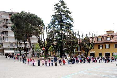 I bambini abbracciano la piazza (inserita in galleria)