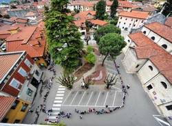 I bambini abbracciano la piazza (inserita in galleria)