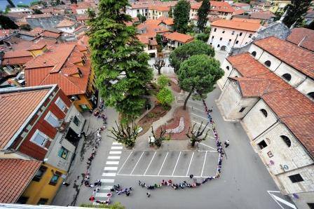 I bambini abbracciano la piazza (inserita in galleria)