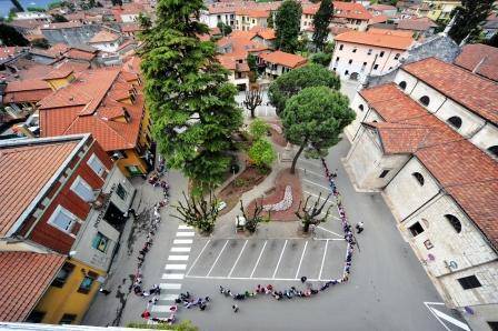 I bambini abbracciano la piazza (inserita in galleria)