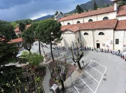 I bambini abbracciano la piazza (inserita in galleria)