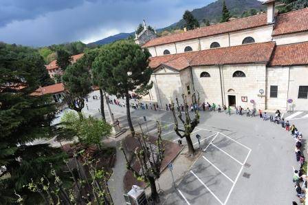 I bambini abbracciano la piazza (inserita in galleria)