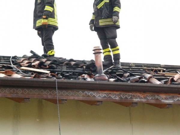 Incendio a Sesona di Vergiate (inserita in galleria)