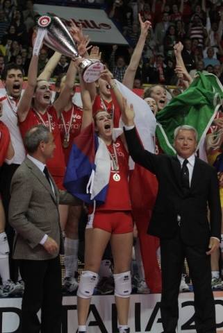 La consegna della Coppa (inserita in galleria)