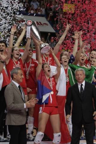 La consegna della Coppa (inserita in galleria)