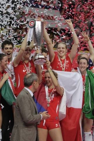 La consegna della Coppa (inserita in galleria)