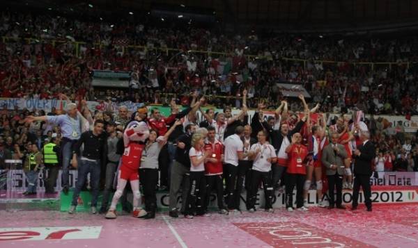 La consegna della Coppa (inserita in galleria)