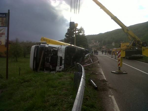 La gru alza il camion (inserita in galleria)
