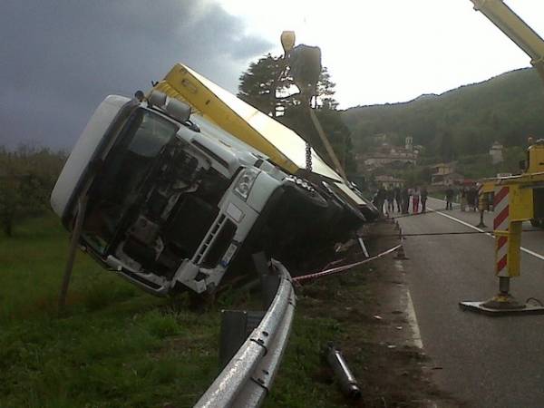 La gru alza il camion (inserita in galleria)