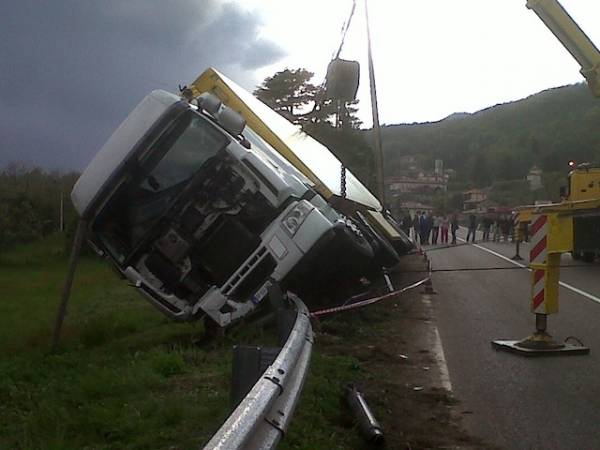 La gru alza il camion (inserita in galleria)