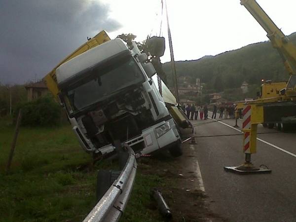 La gru alza il camion (inserita in galleria)