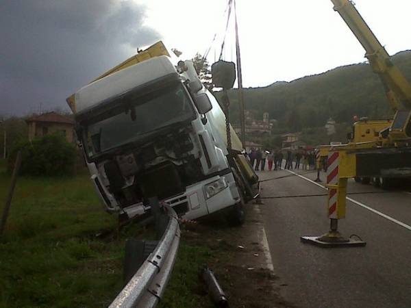 La gru alza il camion (inserita in galleria)