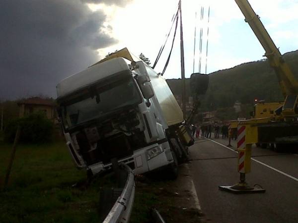 La gru alza il camion (inserita in galleria)