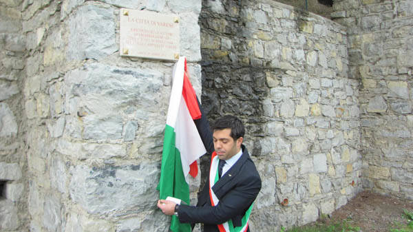 La targa per i bombardamenti del 1944 (inserita in galleria)