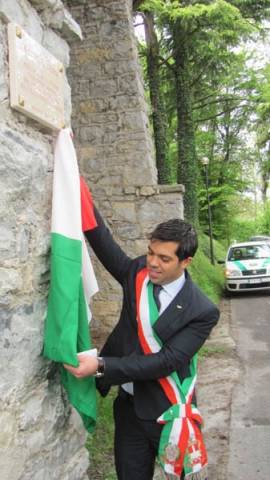 La targa per i bombardamenti del 1944 (inserita in galleria)