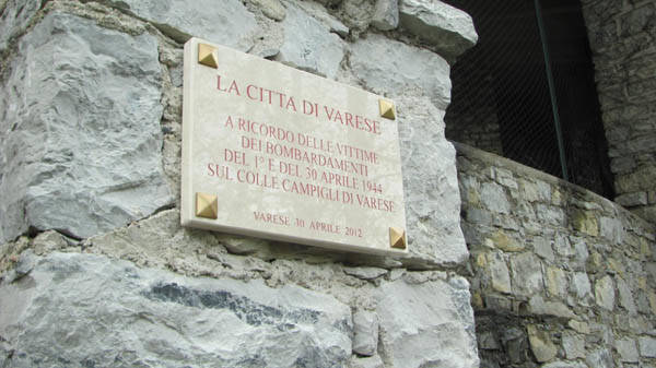 La targa per i bombardamenti del 1944 (inserita in galleria)