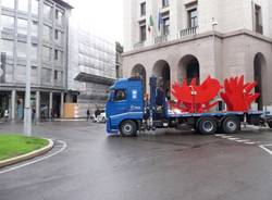 Le sculture rosse sono arrivate in città (inserita in galleria)