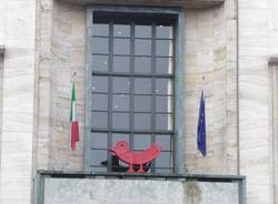 Le sculture rosse sono arrivate in città (inserita in galleria)