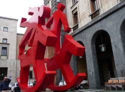 Le sculture rosse sono arrivate in città (inserita in galleria)