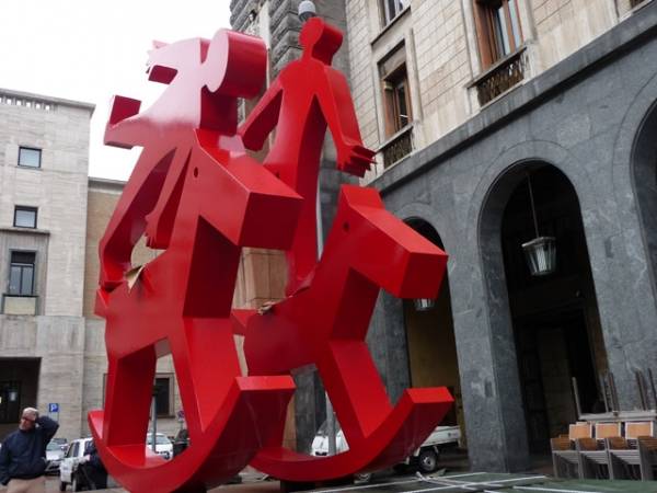Le sculture rosse sono arrivate in città (inserita in galleria)