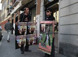 Macelleria "assediata" dagli animalisti (inserita in galleria)