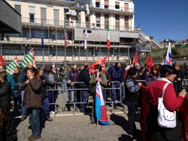 Manifestazione di lavoratori della Whirlpool (inserita in galleria)