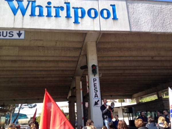 Manifestazione di lavoratori della Whirlpool (inserita in galleria)