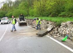 Masso cade dal Sasso del Ferro, strada chiusa (inserita in galleria)