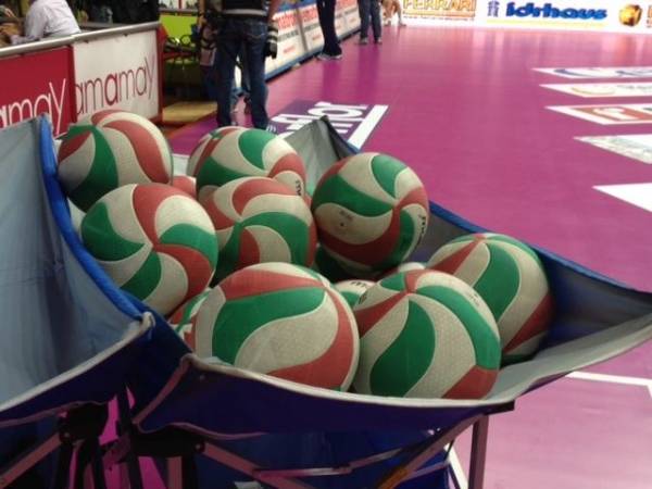 PalaPiantanida in attesa della partita (inserita in galleria)