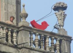 Una colomba rossa sul campanile (inserita in galleria)