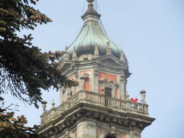 Una colomba rossa sul campanile (inserita in galleria)