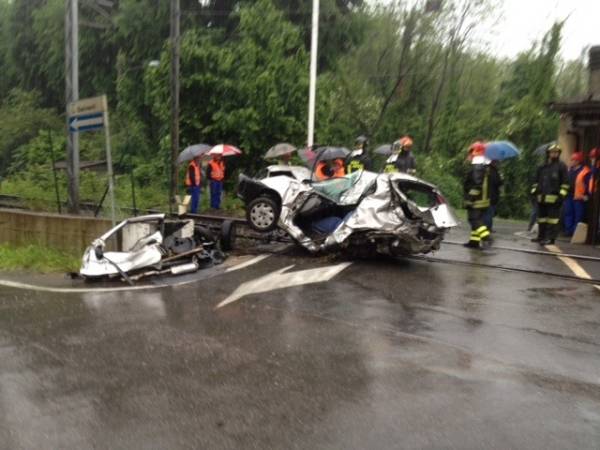 Auto investita sui binari gallarate maggio 2012 (inserita in galleria)